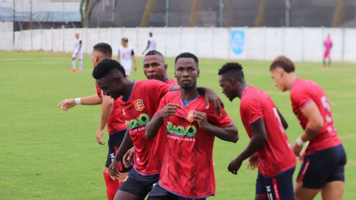 El equipo principal del Everest celebrando el gol de la victoria en el partido ante Filanbanco en torneo de Segunda.