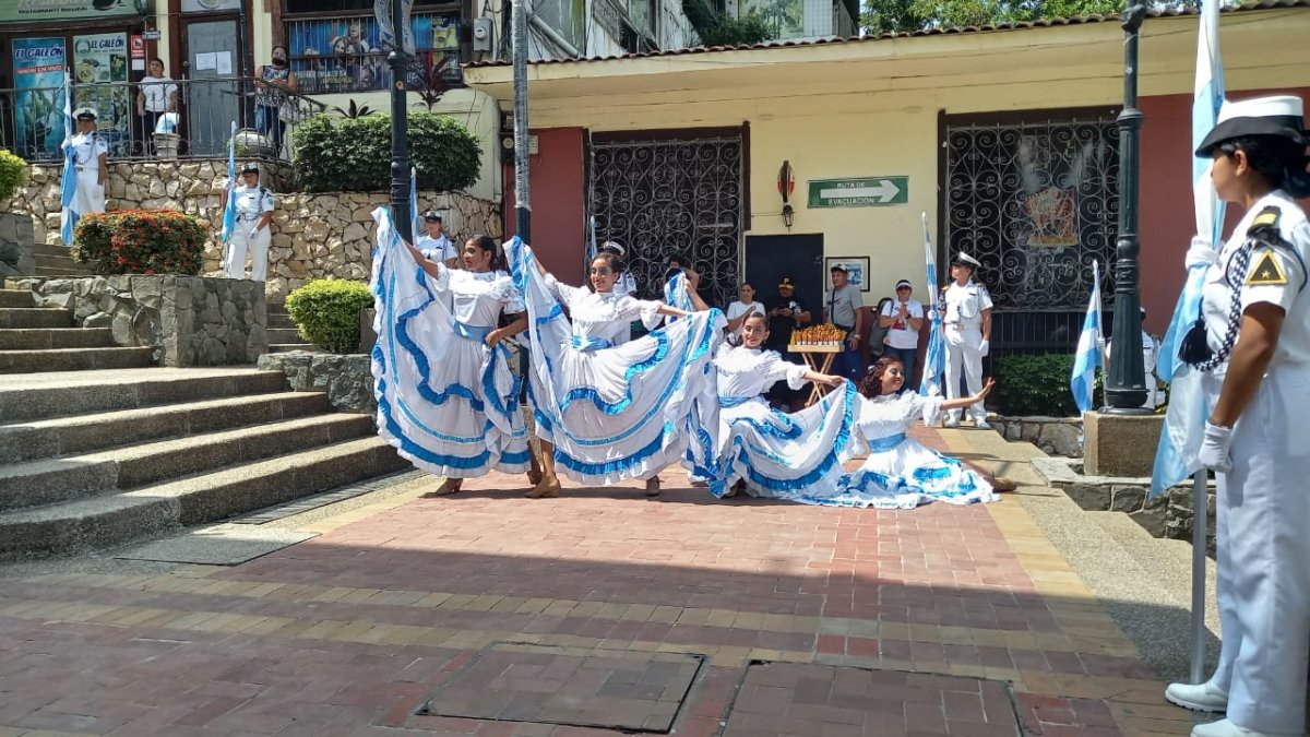 1. Bailes. En las escalinatas del barrio Las Peñas festejaron a Guayaquil con shows, músicas y concursos. Decenas de personas disfrutaron del festival. 2. Pregones. En la parroquia Pascuales al menos un centenar de personas realizaron el pregón por Guayaquil, la actividad se replicará en otros sectores.