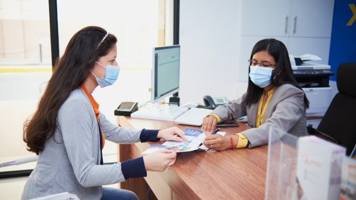 Una estudiante solicita información sobre las becas TEC.