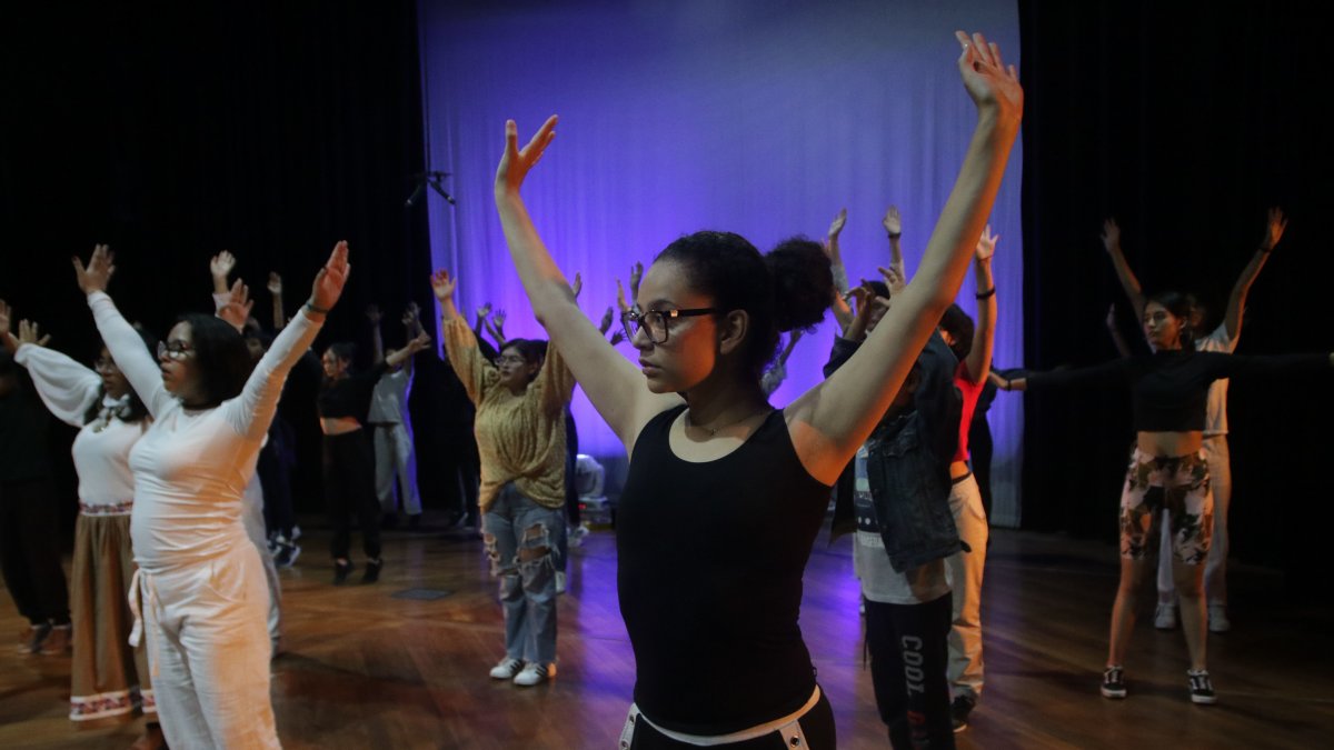 1. Interpretación. Los miembros de los coros infantiles y juveniles de la fundación dan vida a los personajes de ‘Mama Sara’, actuando y cantando en escena. Los ensayos iniciaron en marzo.