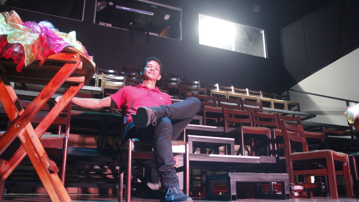 Espectáculo. Jorge Parra aparece al pie el área destinado a los espectadores en la nueva sala de teatro de la calle Panamá.