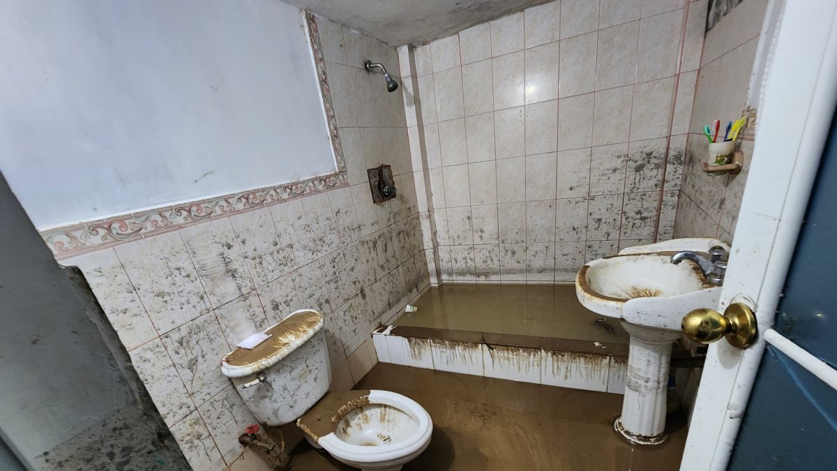 En los barrios afectados por las inundaciones aún hay acumulación de agua y escombros de lo que algún día fueron partes de una casa.