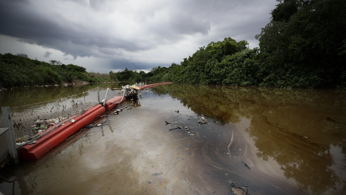 La rotura de una tubería inunda de combustible la desembocadura de un río en la Bahía de Panamá.