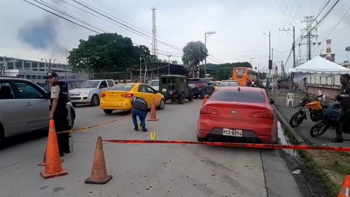 Los sicarios estaban esperando que su víctima salga de la empresa en donde trabajaba.