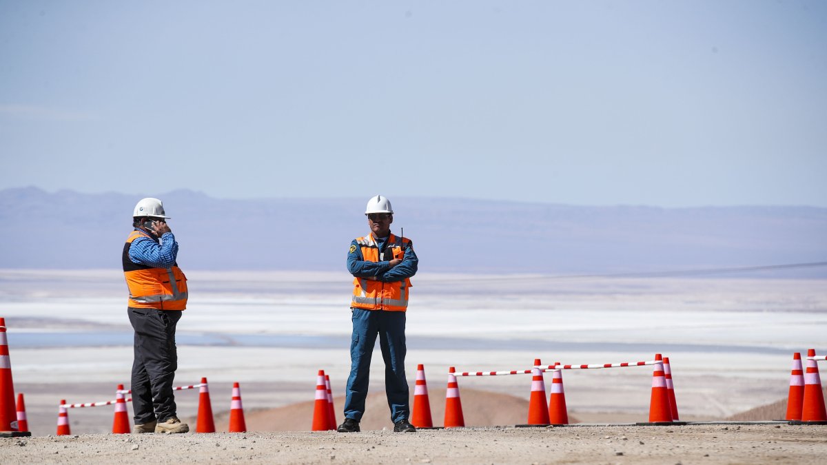 Pistas. Dos mineros en los exteriores de la mina subterránea de cobre Chuquicamata, en el desierto de Calama.