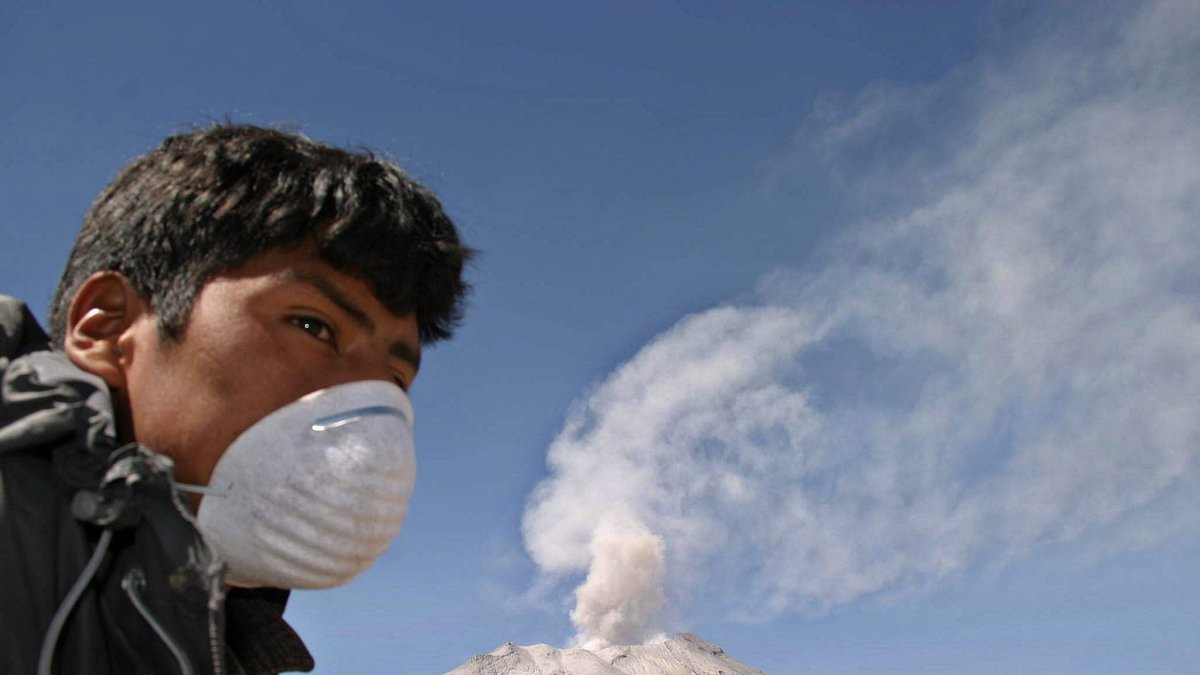 Las autoridades peruanas analizan la opción de evacuación de los habitantes en las cercanías del volcán Ubinas, de 5.670 metros de altura, en el sur del país