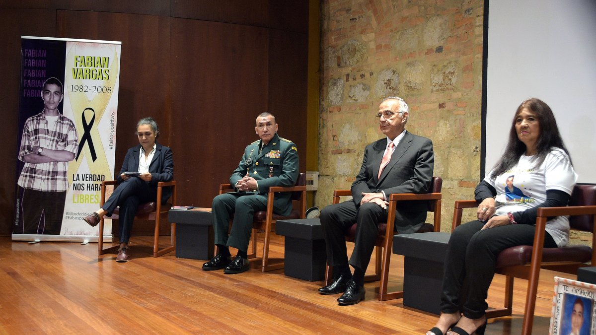 Iván Velásquez (c), ministro de Defensa, durante el acto oficial de petición de perdón a familiares de Alix Fabián Vargas, joven asesinado en 2008 por militares.
