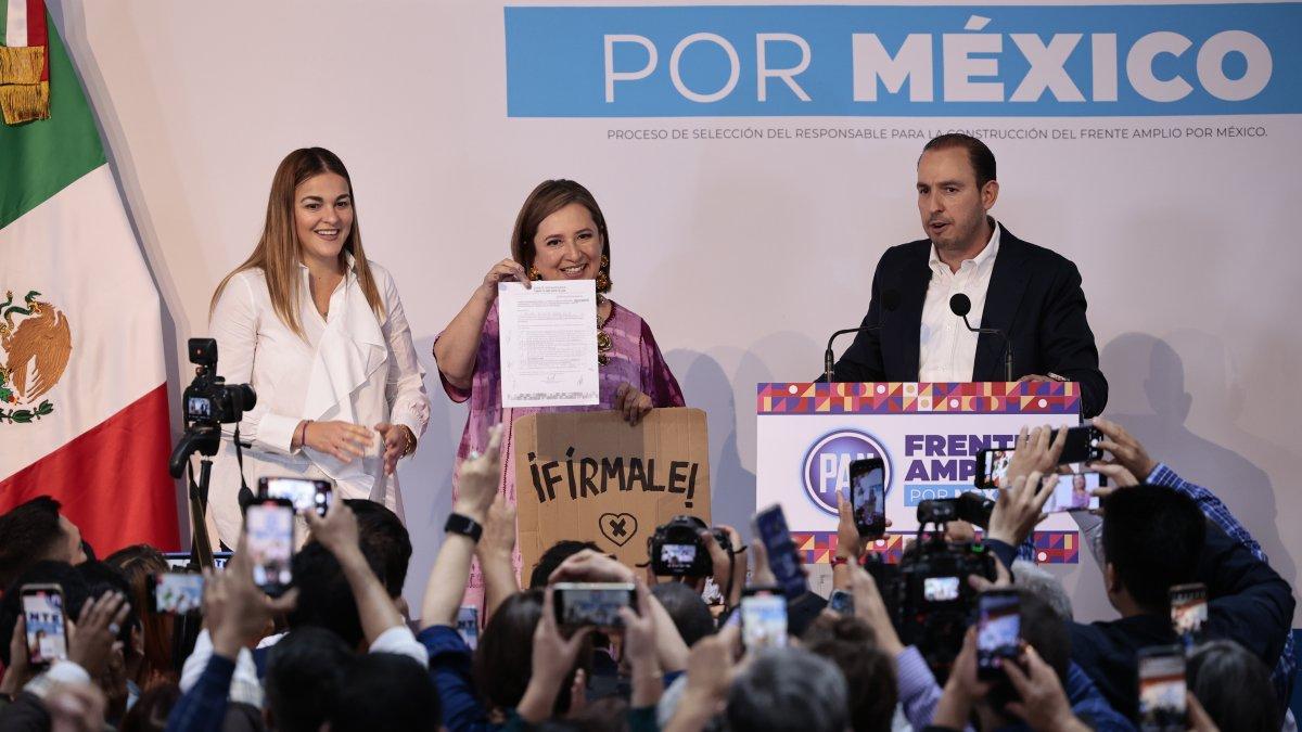 La precandidata a la presidencia por el PAN y el Frente Amplio por México, Xóchitl Gálvez (c), acompañada por el dirigente nacional del PAN, Marko Cortés (d).