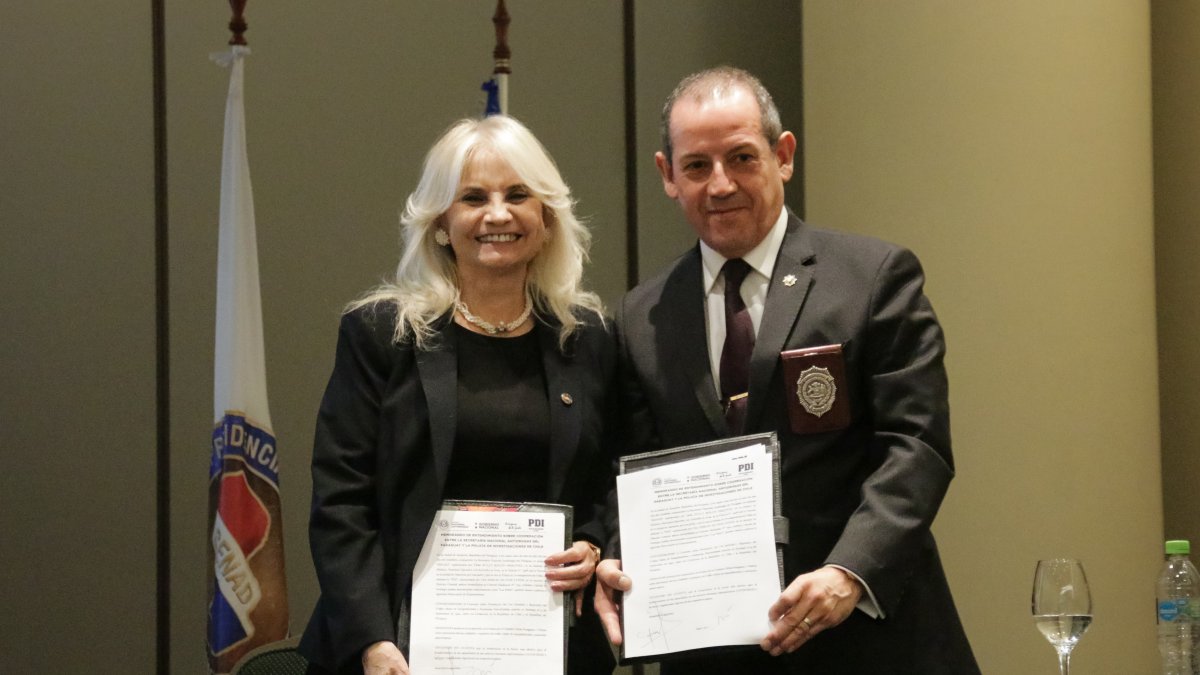 La titular de la Senad, Zully Rolón, posa junto al director general de la PDI, Sergio Muñoz, durante un acto celebrado este 4 de julio de 2023, en la ciudad de Luque, vecina a Asunción (Paraguay).