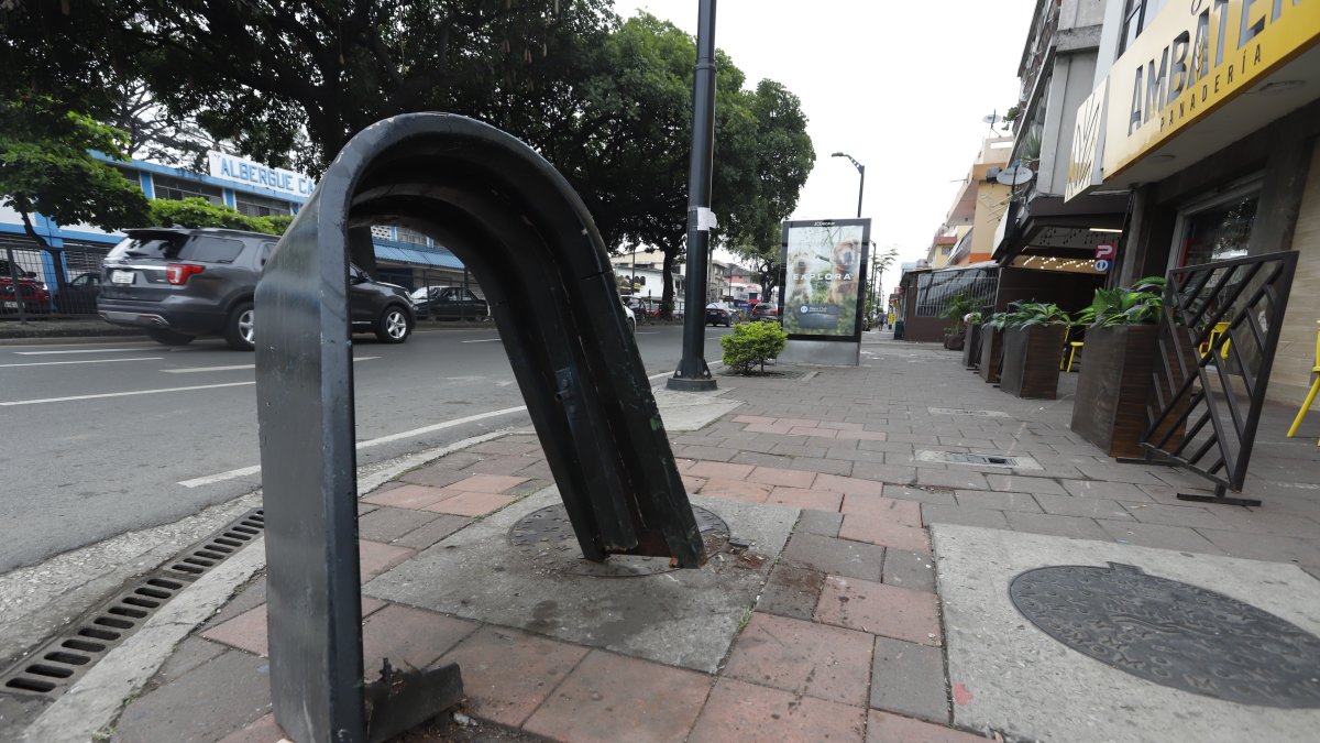Situación. Así apareció un tacho en la av. Plaza Dañín.