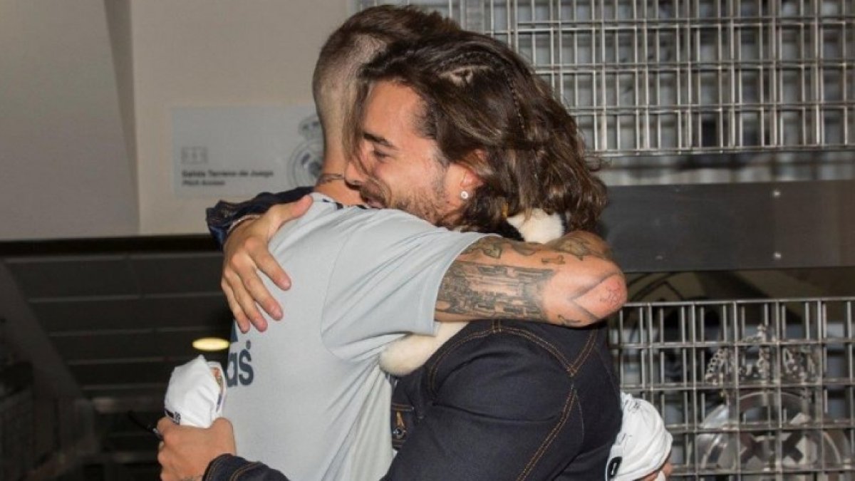 Maluma junto al jugador español Sergio Ramos en el año 2018.