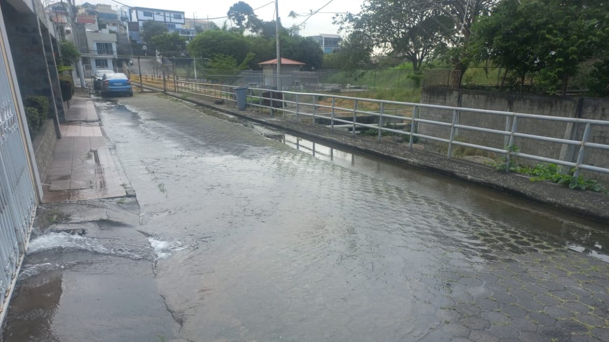 Así permanece la vía afectada en Cumbres Bajas de Los Ceibos. El agua se malgasta a causa de un daño no reparado.