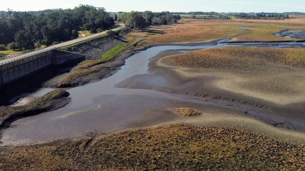 Vista general del embalse de Canelón Grande que abastece de agua potable a Montevideo.