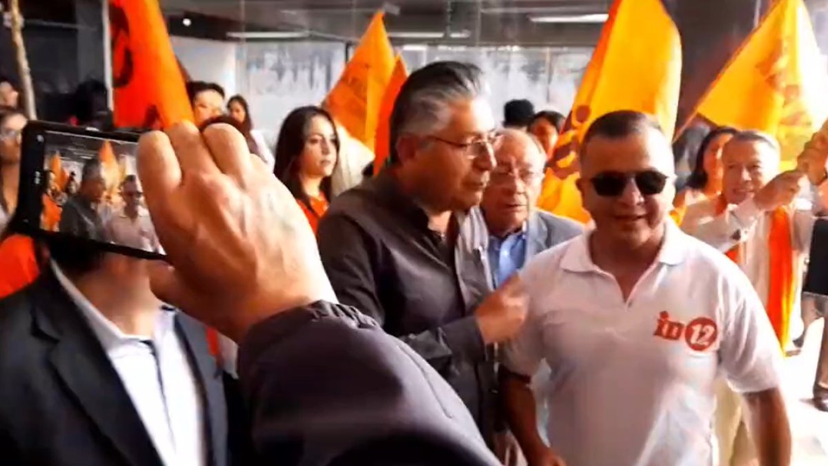 Quito. Los afiliados al partido Izquierda Democrática mantuvieron roces verbales.