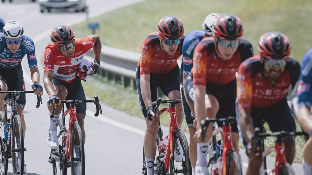 Jhonatan Narváez (segundo desde la izquierda) mantuvo el maillot rojo como líder del Tour de Austria.