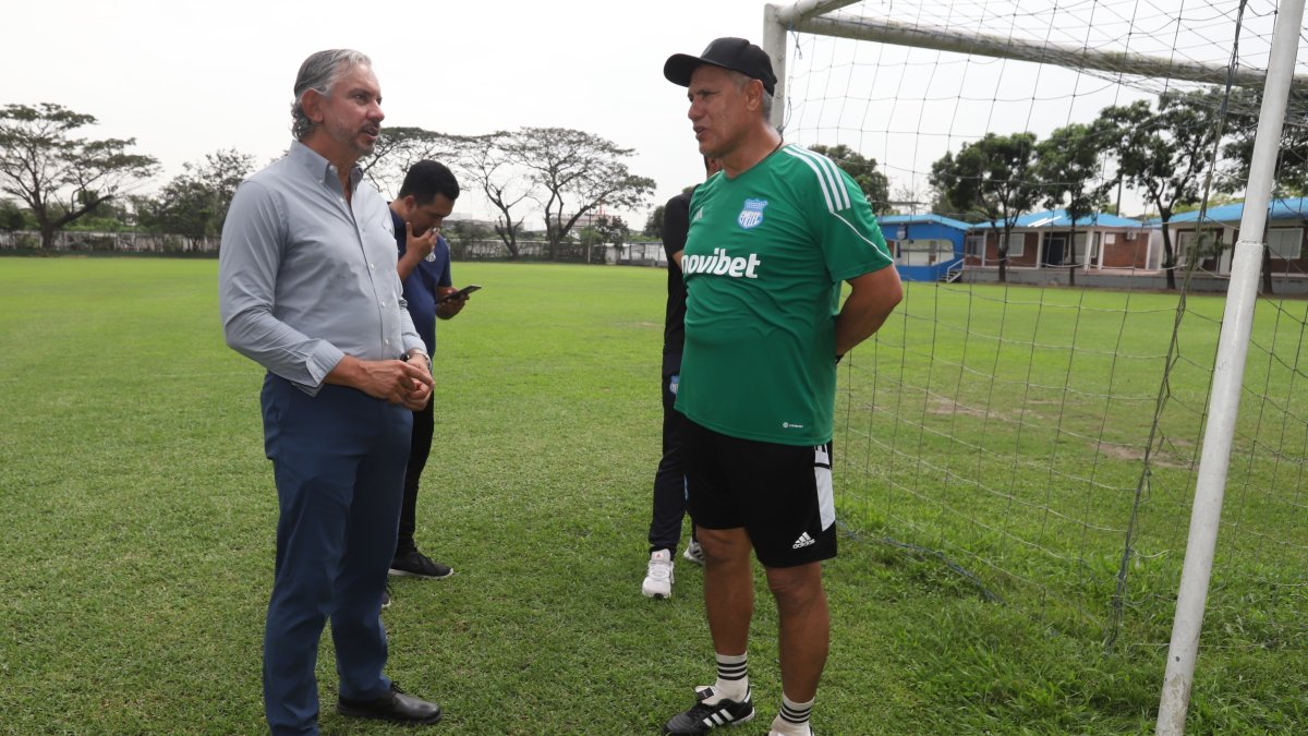 José Pileggi (i) lleva ocho meses en la presidencia de Emelec.
