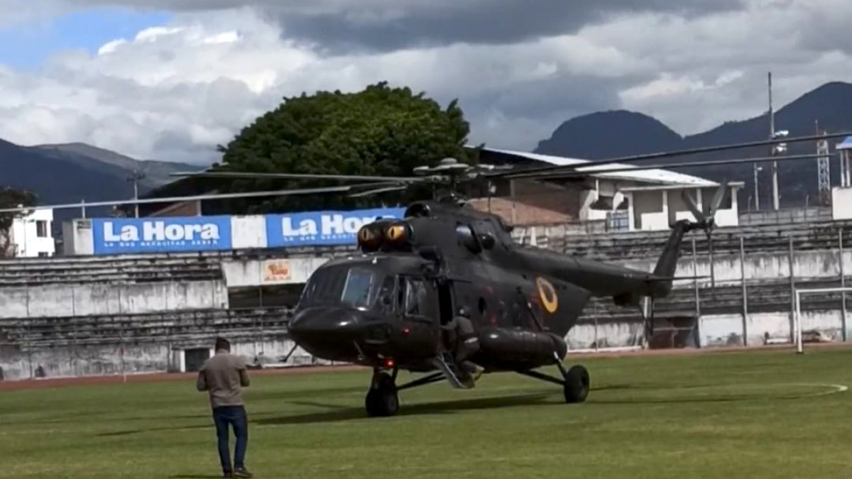 El helicóptero aterrizó en la cancha del estadio Olímpico de Ibarra.