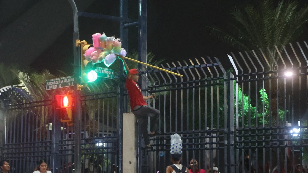 Los vendedores informales se cruzan las rejas