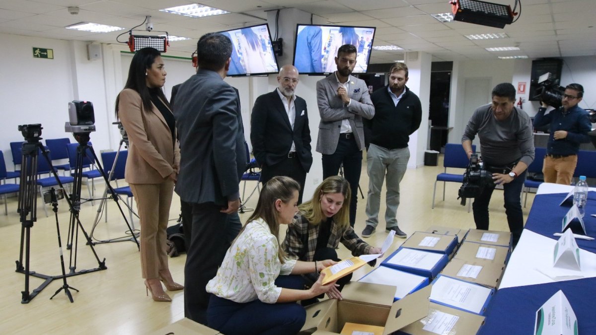 Material. El 17 de mayo, el perito Roberto Meza recibió 26.444 hojas que contenían documentos para su trabajo.