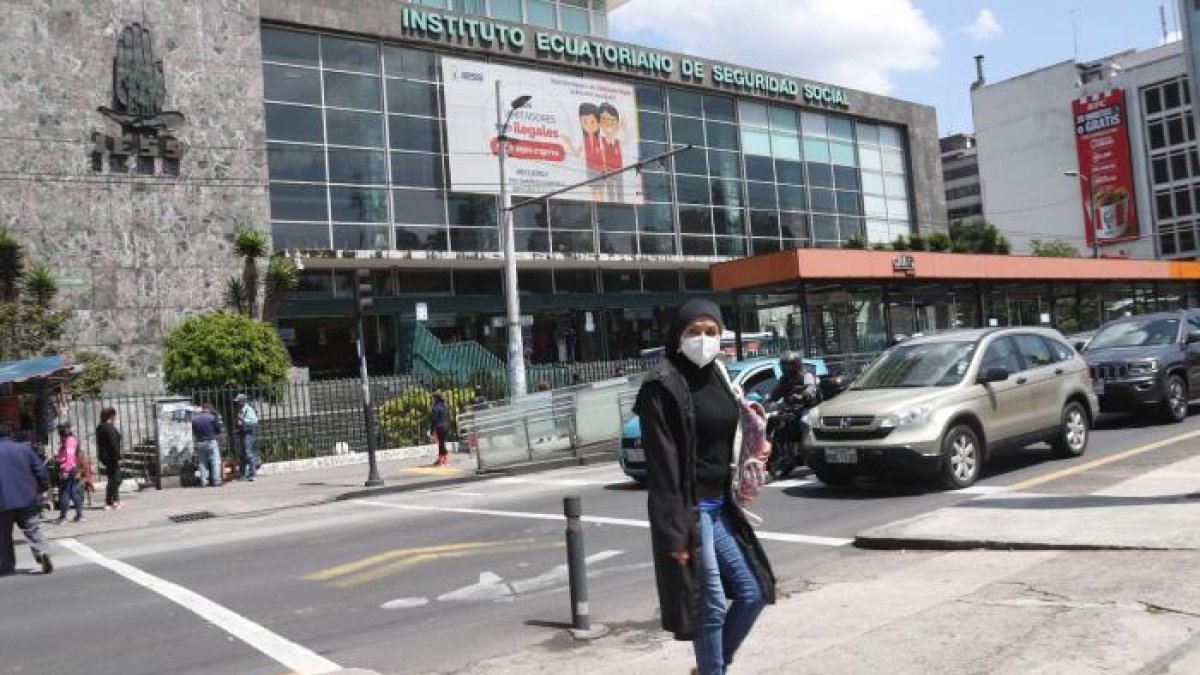 Los presidenciables se alejan de privatizar el IESS