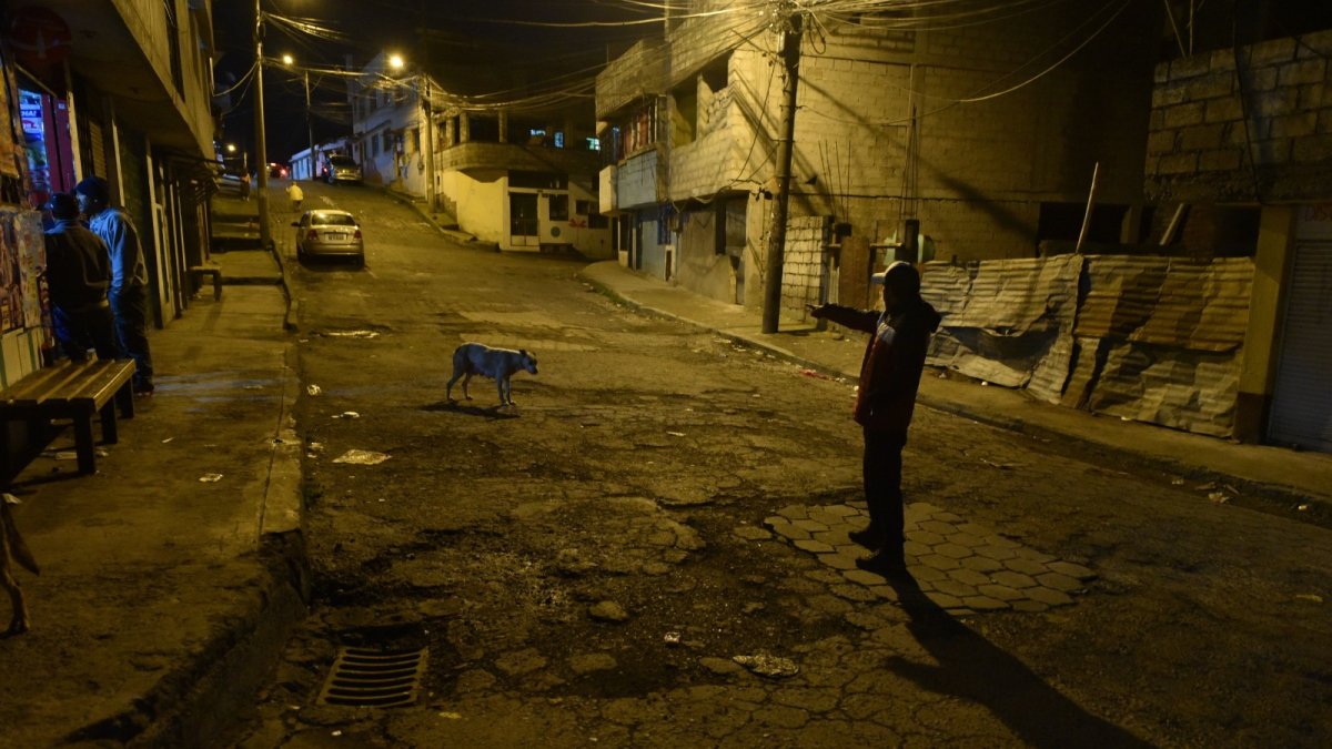 Tinieblas. A más del mal estado de las calles, el estado de las luminarias es pésimo.