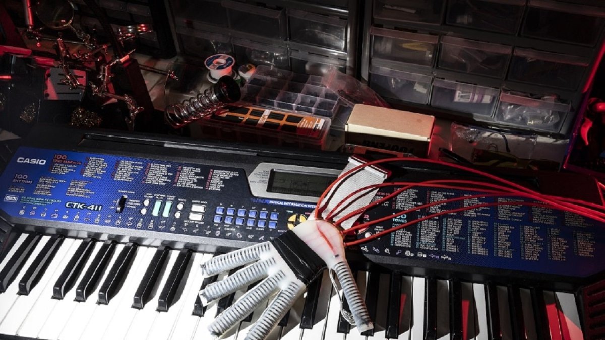 Un guante robótico blando, el primero de su clase, es capaz de ayudar a los pianistas que han sufrido un ictus que ha restado precisión y agilidad a sus manos
