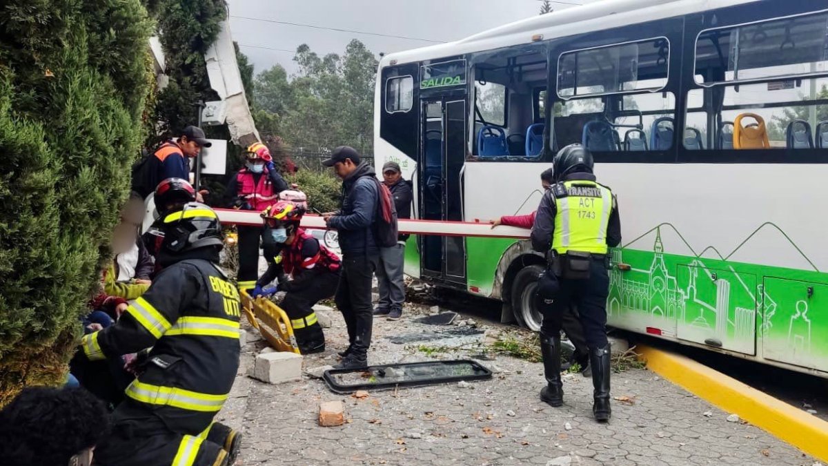 Atención. Personal de la Agencia Metropolitana de Tránsito acudió a la atención del siniestro.