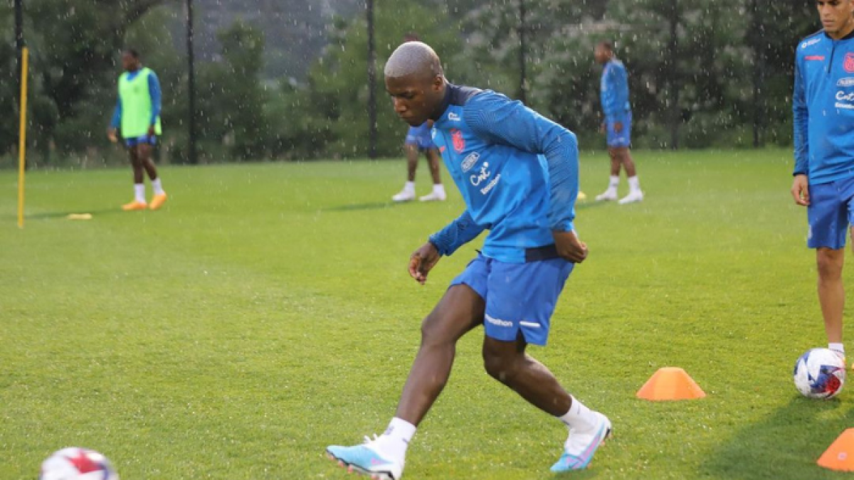 El ecuatoriano supera en el nivel técnico al campeón mundial con Argentina, según Craig Burley.