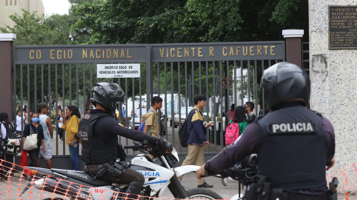 Grupos de policías vigilan los exteriores de los centros educativos.