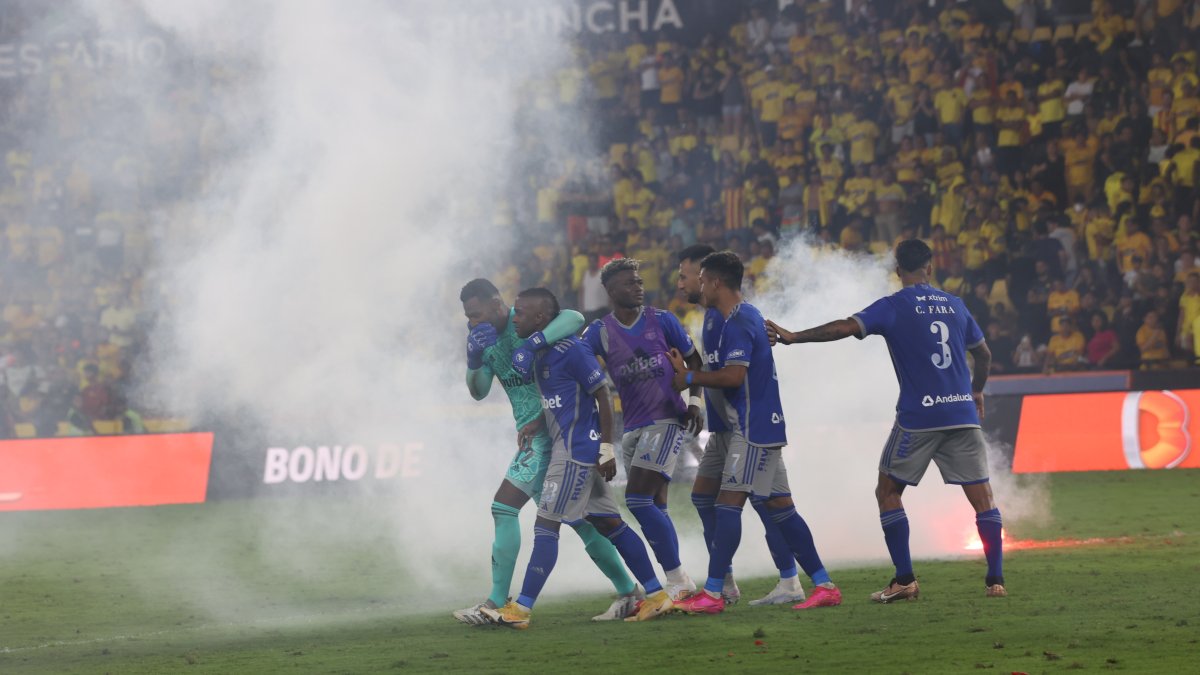 En el Clásico del Astillero, los seguidores de Barcelona lanzaron bengalas a la cancha, cerca de los jugadores de Emelec
