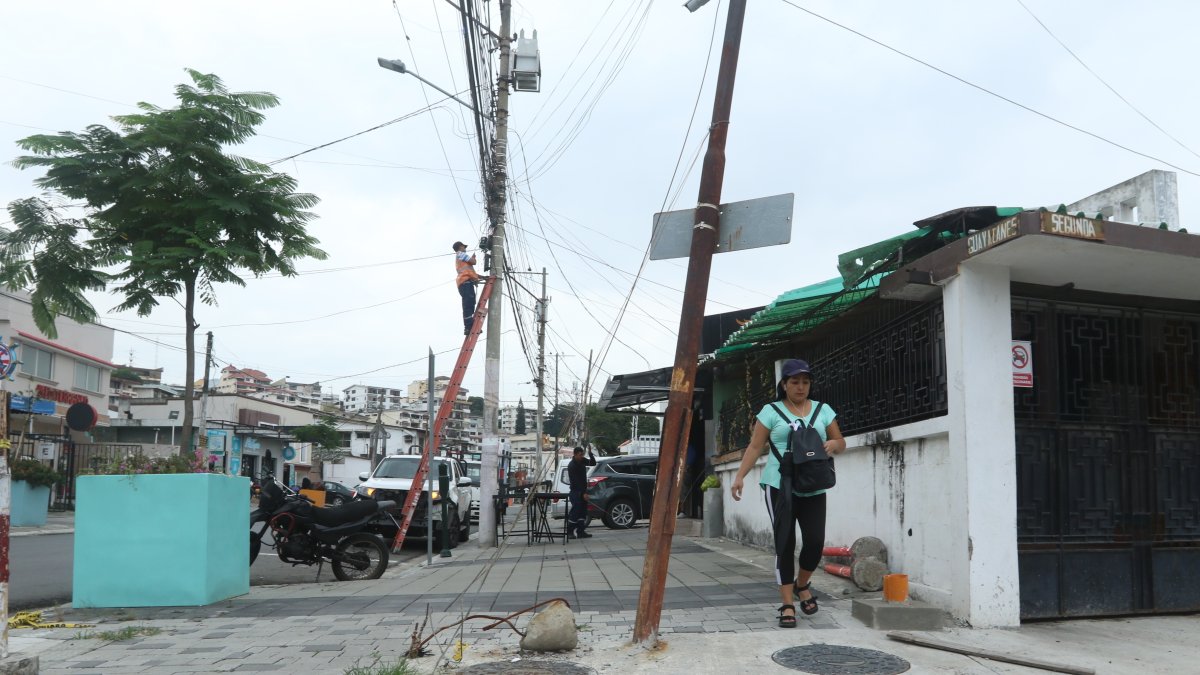 Panorama. Hay postes inclinados y obstáculos en diferentes sitios. 3. Problema. Denuncian además la falta de soterramiento de cables. Estos van a parar incluso a los maceteros. 