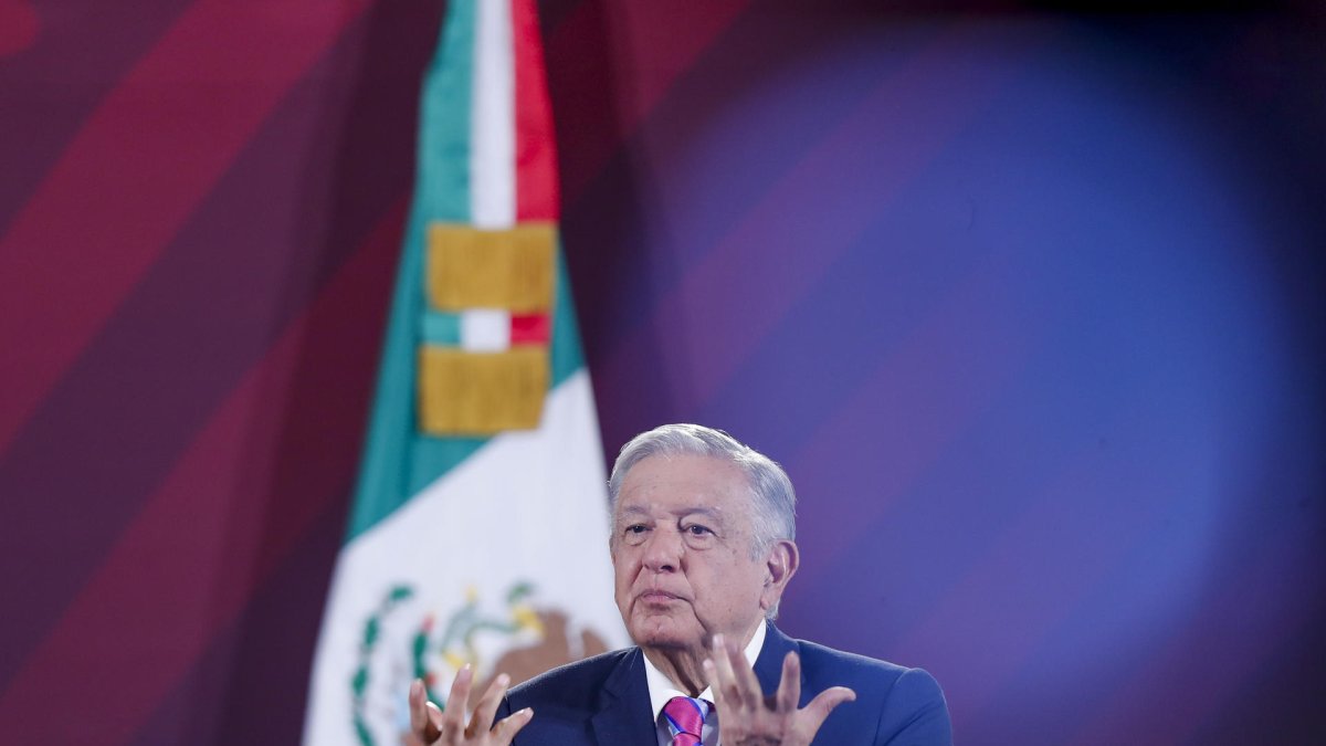 El presidente de México, Andrés Manuel López Obrador, habla durante una rueda de prensa hoy, en Ciudad de México (México).