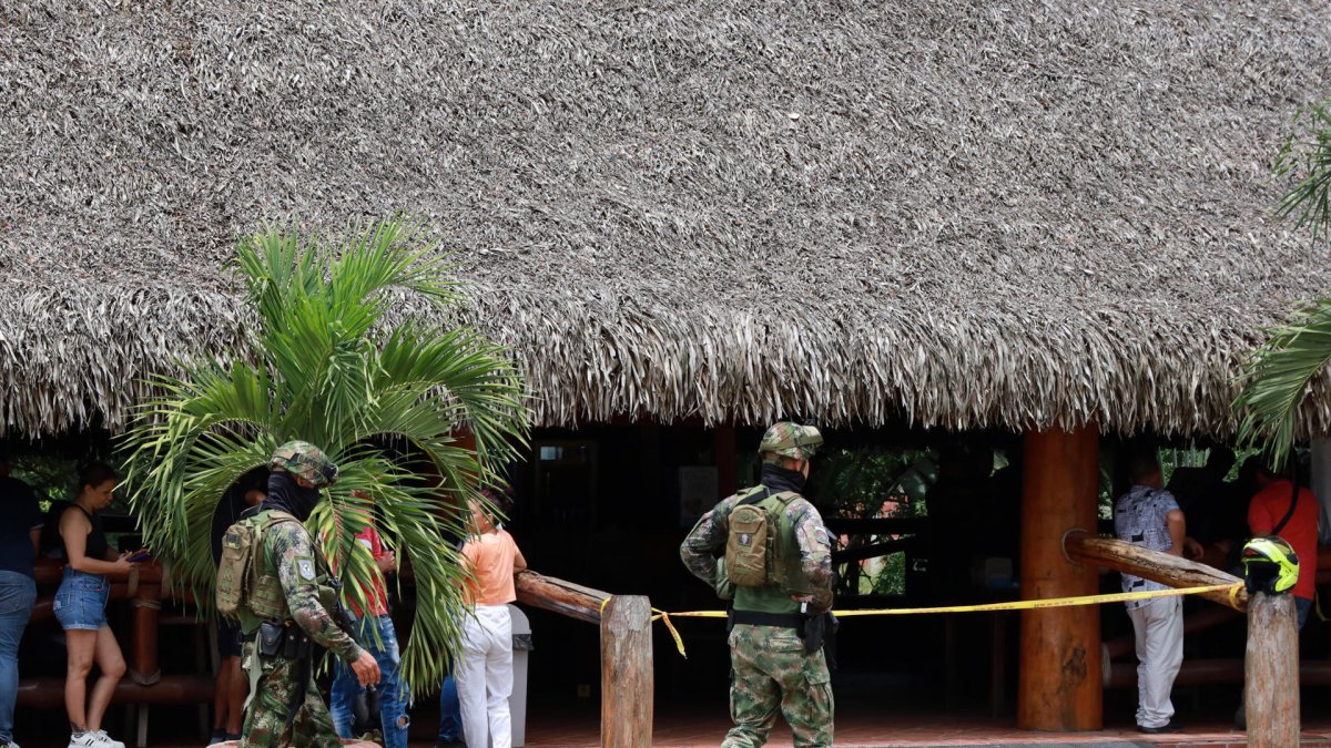Militares prestan seguridad en el lugar donde fue asesinado un policía, en el municipio de El Zulia, en el departamento de Norte Santander (Colombia).