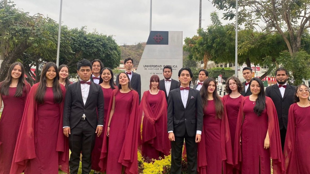 Los integrantes del coro de la Universidad Católica Santiago de Guayaquil.