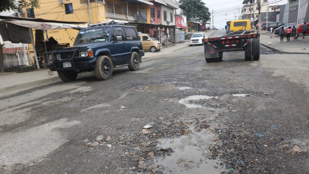 Cráteres. La vía 6to Pasaje muestra afectaciones en varios tramos. Por el sitio transitan a diario vehículos pesados.