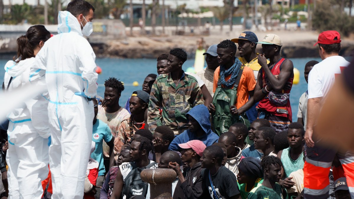 Travesía. Una embarcación con 157 inmigrantes llegó el martes 4 al puerto de Los Cristianos, en Tenerife.