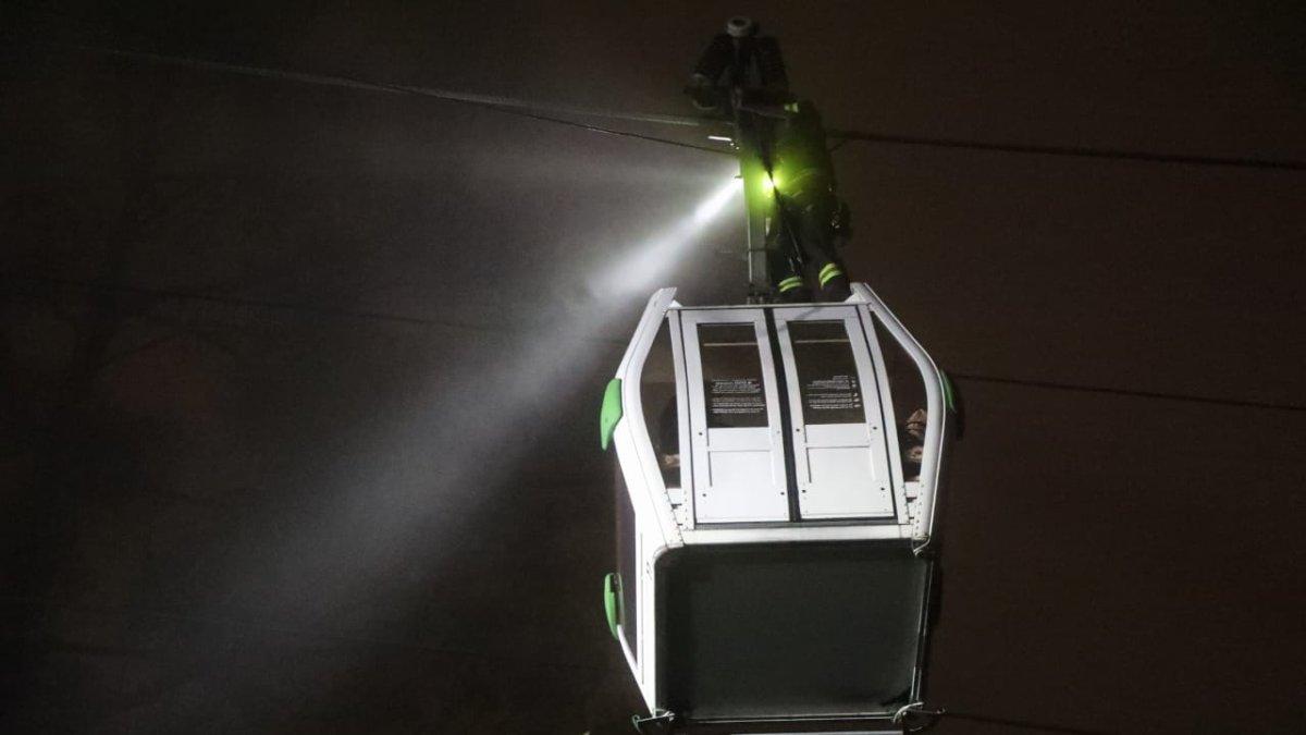 El equipo del cuerpo de Bomberos de Quito brinda seguridad en el Teleférico de Quito para rescatar a los atrapados