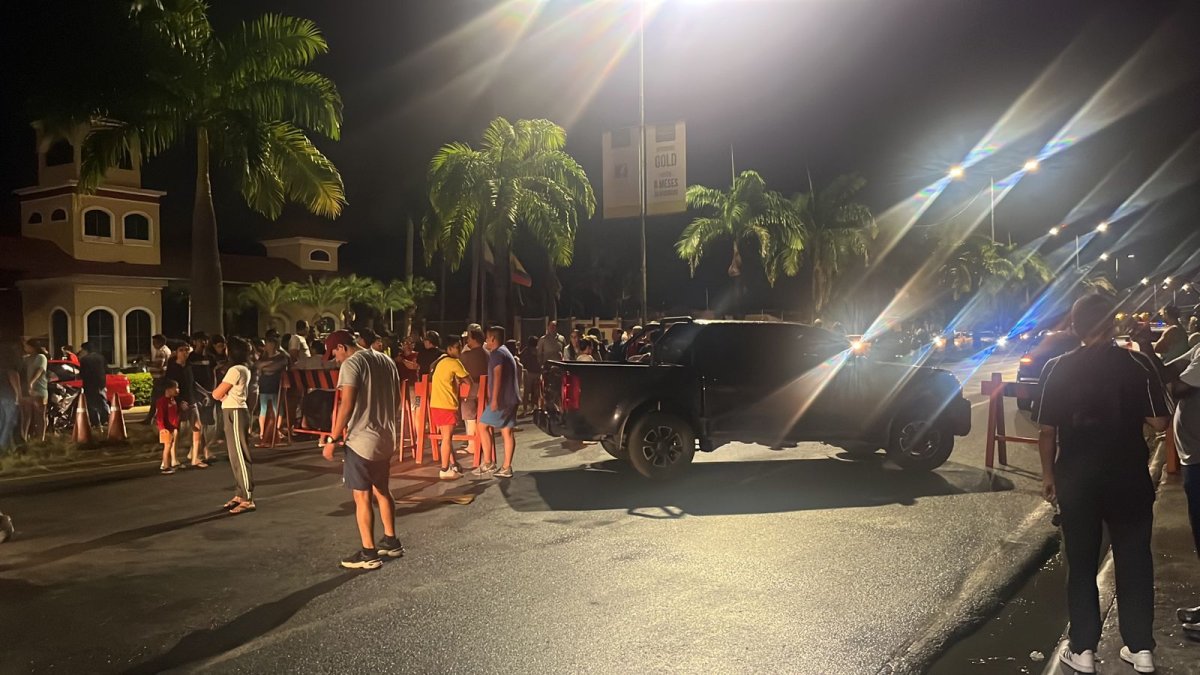 Los habitantes bloquearon la vía principal interna que conecta y conduce a todas las etapas del complejo habitacional