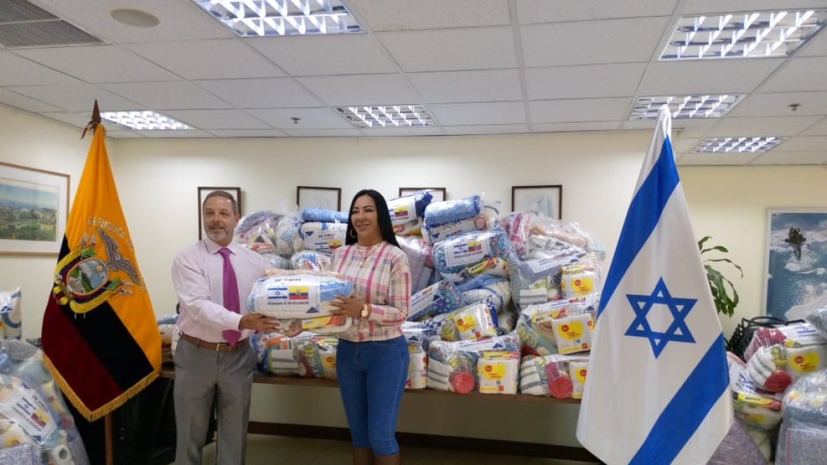 Implementos. El embajador Zeev Harel entregó a la prefecta de Esmeraldas ayuda para los su provincia.