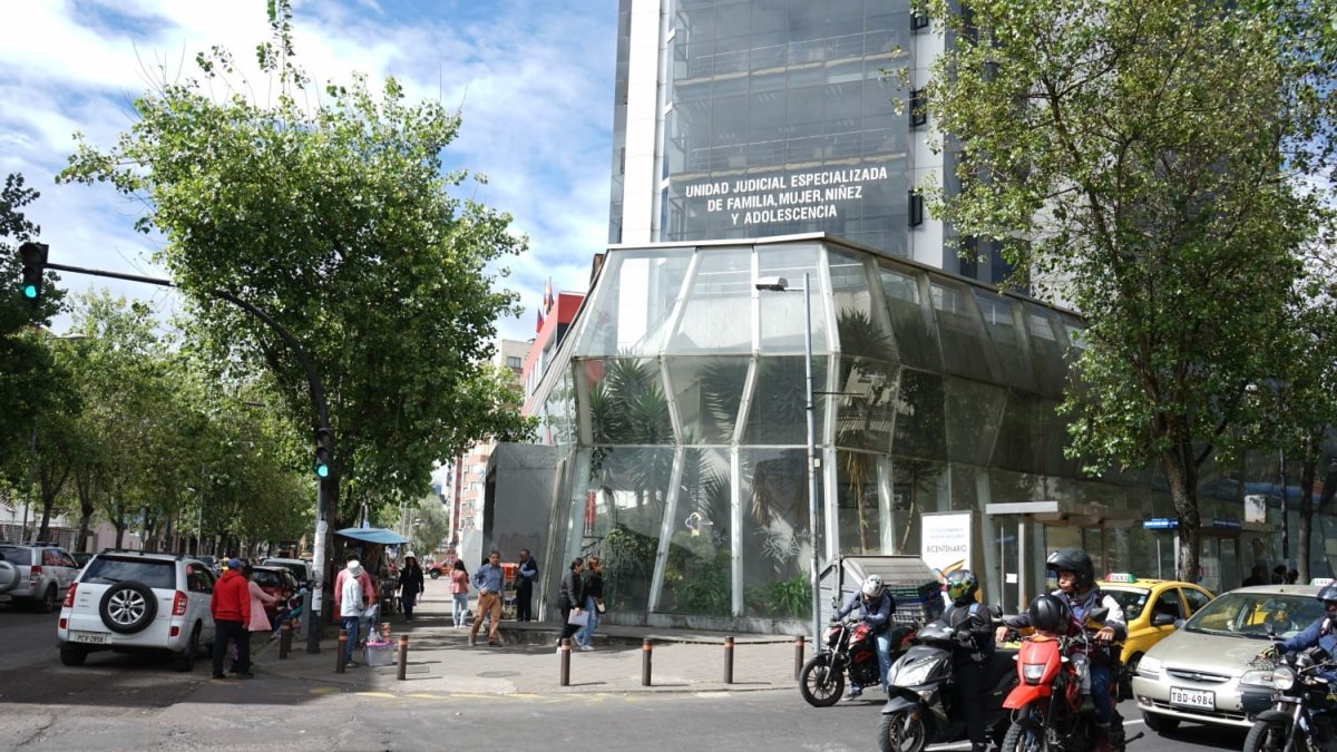 Resolución. El anuncio se dio en el cuarto piso de la Unidad Judicial mariscal Sucre tras la reinstalación de la audiencia.