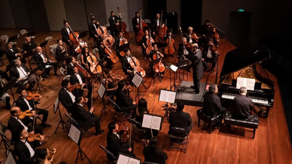 La Orquesta Filarmónica Municipal de Guayaquil está dirigida por el maestro Manuel Campos.