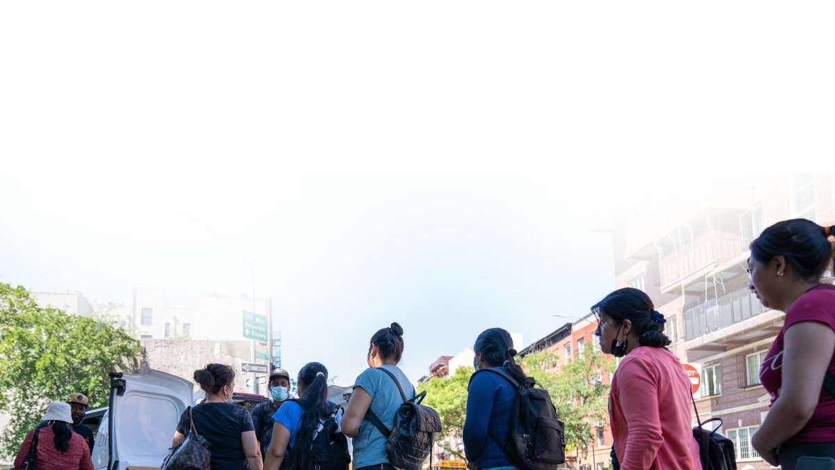 Labor. Un grupo de mujeres esperan ser contratadas para limpieza.