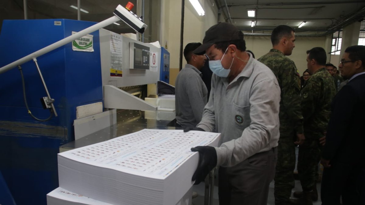 Las papeletas que ya están terminadas pasan por un proceso de revisión, guillotinado y empacado.