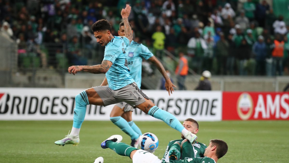 El colombiano Alexis Zapata se recuperó de una lesión que lo mantuvo al margen de Emelec, durante el primer semestre.