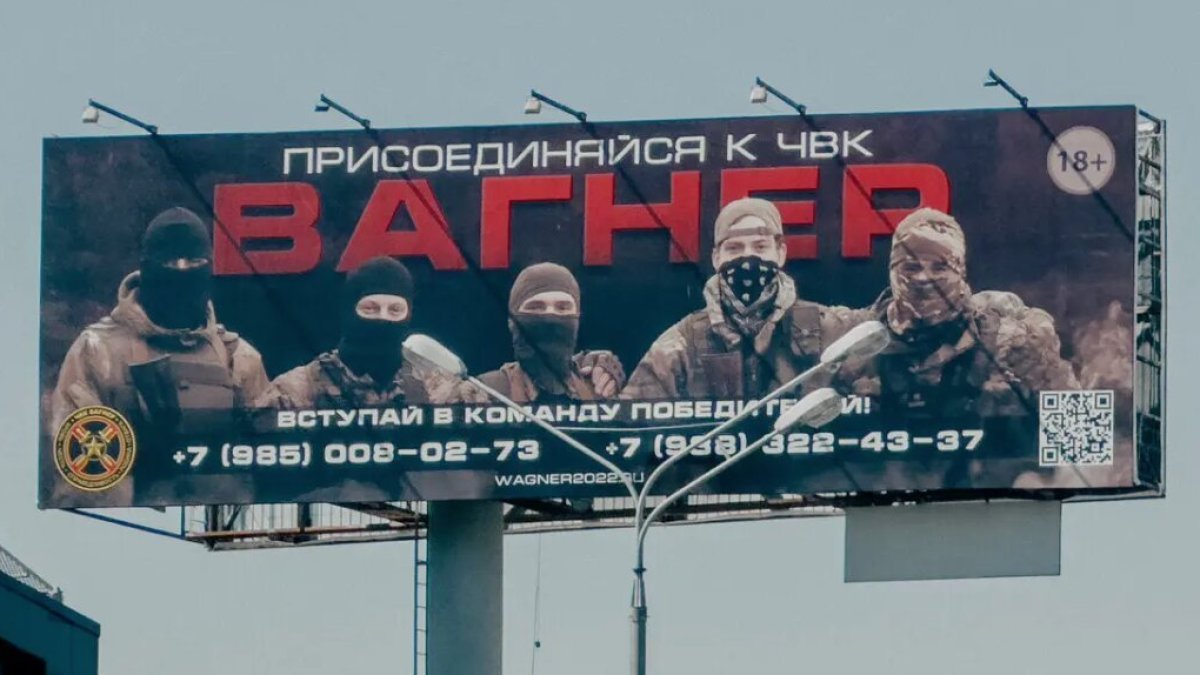 Cartel.- Una valla publicitaria.