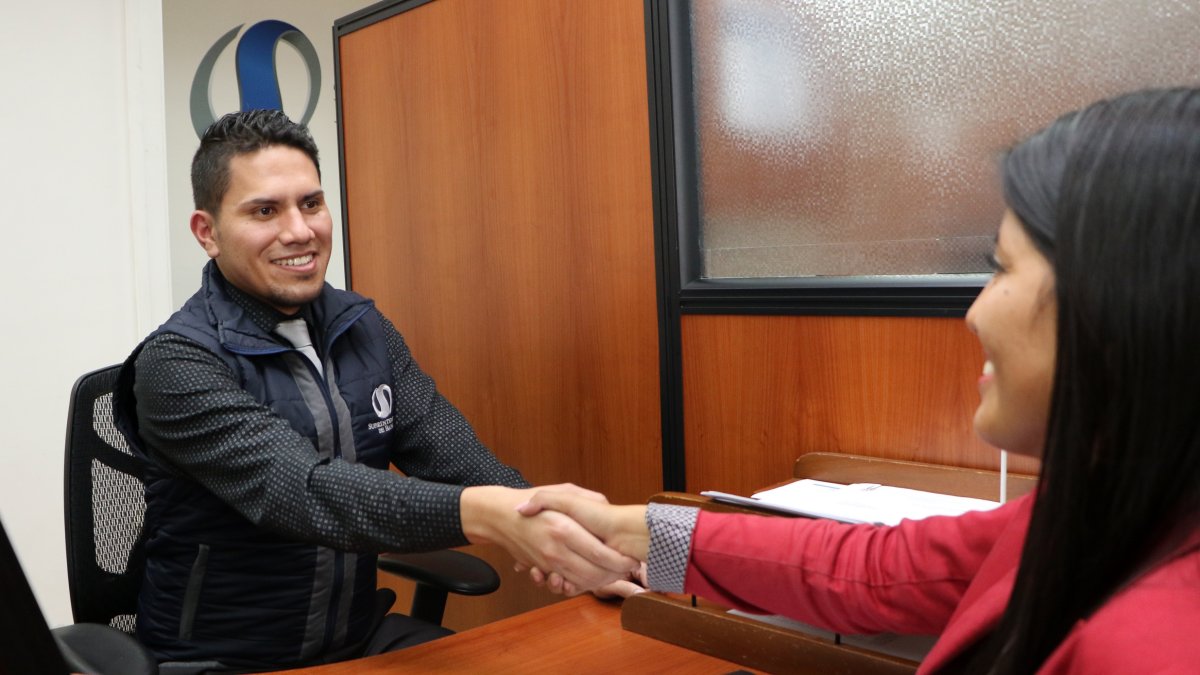 Servicio.- Un defensor del cliente atiende a una persona.