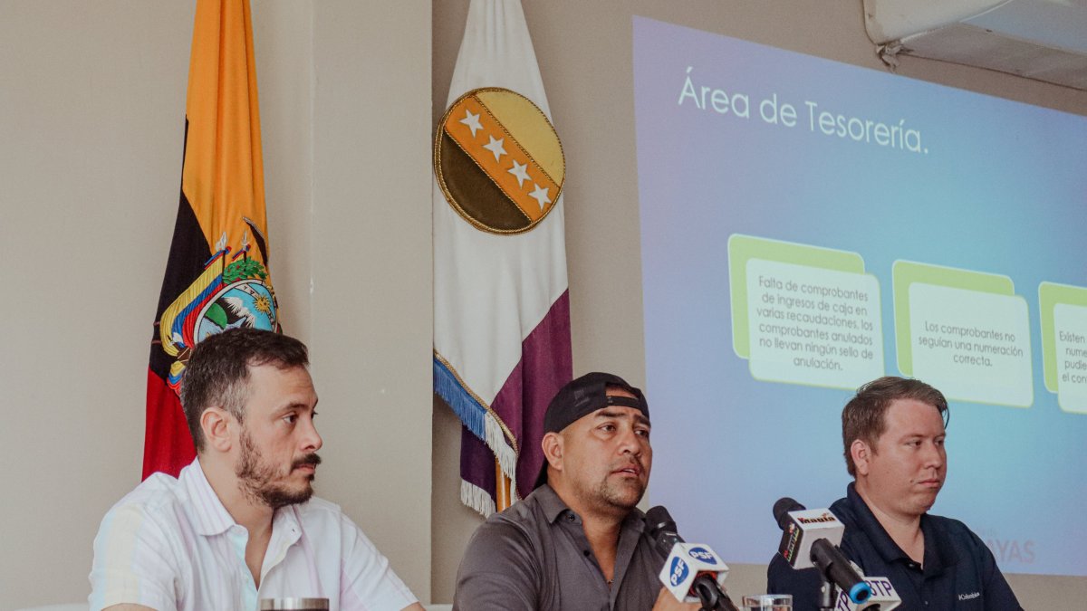 El alcalde Gabriel Balladares (c) dijo que las irregularidades fueron denunciadas a la Fiscalía.