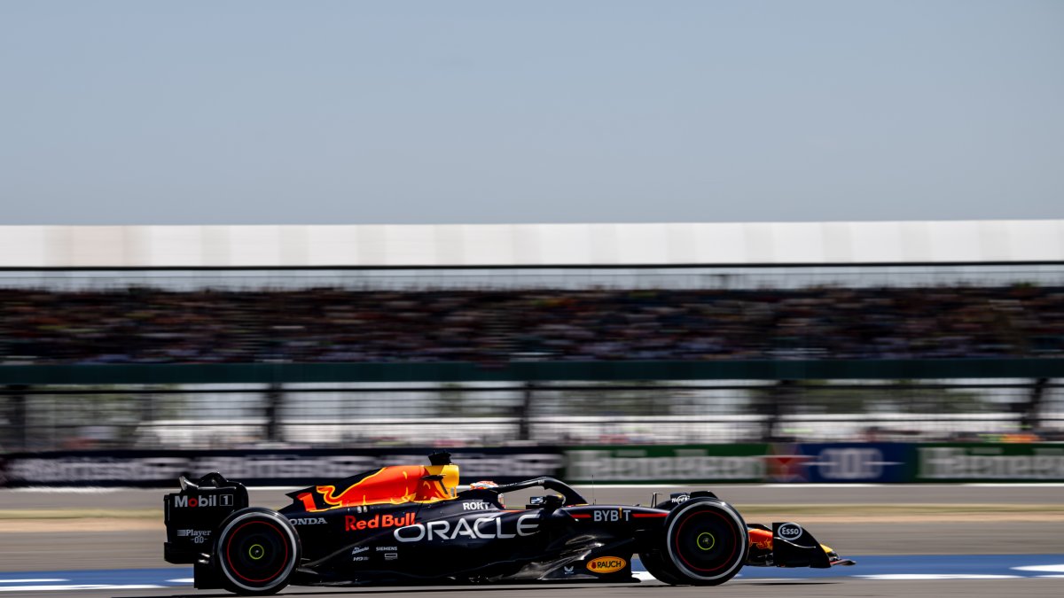 El piloto holandés de Fórmula 1 Max Verstappen de Red Bull Racing en acción durante la primera sesión de entrenamientos libres del Gran Premio de Gran Bretaña, en el circuito de Silverstone.