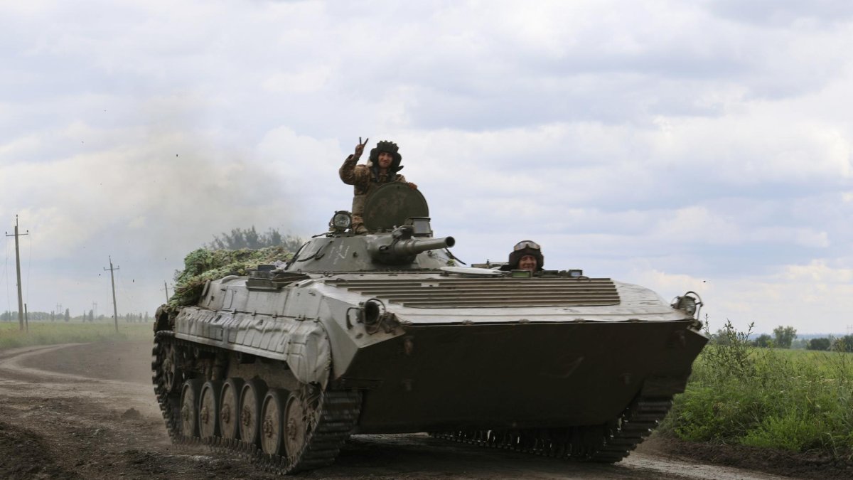 Guerra. Un soldado ucraniano muestra el signo de la victoria desde un vehículo blindado de transporte en una carretera cerca de Bajmut, Donetsk.