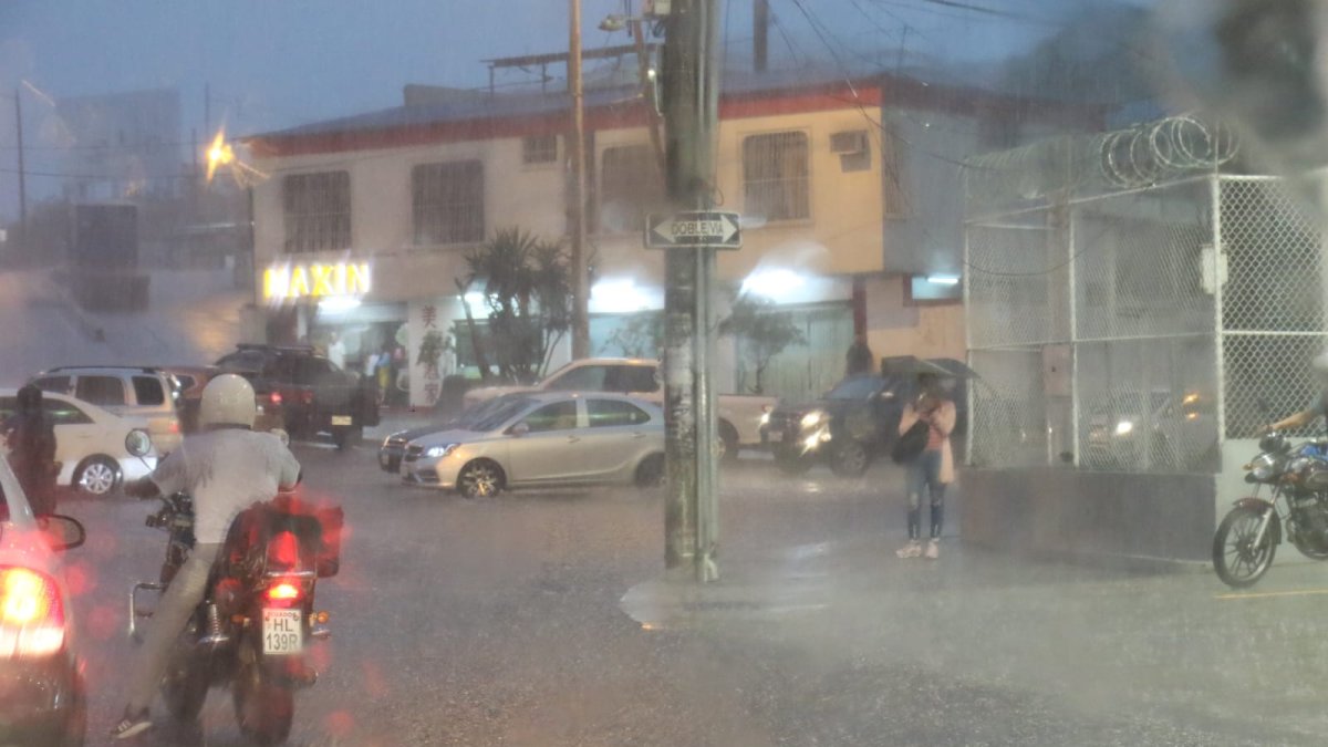 Lluvia se apodera de Guayaquil